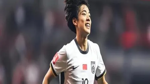 利物浦罕见滑落，强敌并肩前行，积分榜位次突变！